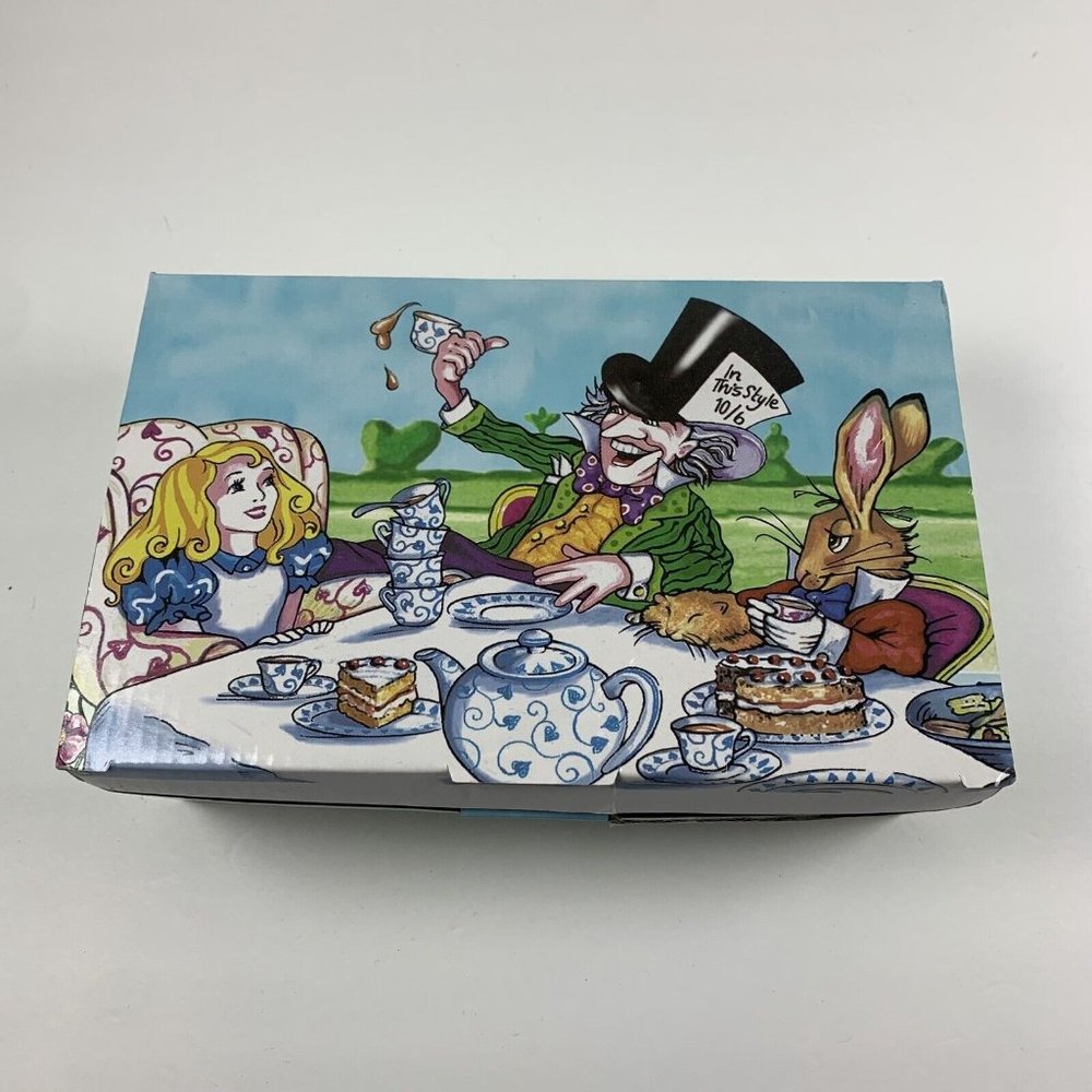 Cardew Design Alice in Wonderland Ceramic Basket and Set of 4 Spoons White 6198